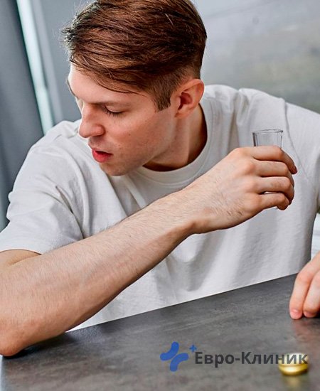 мужчина в белой футболке