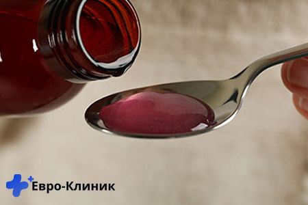 Кодеиносодержащий сироп льется в ложку
