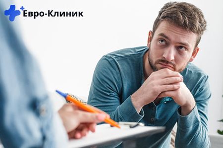 Врач записывает пациент слушает