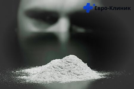 Глаза из далека сметрят на рассыпанный наркотик