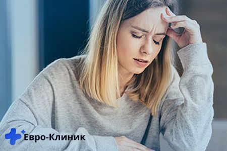 Дувушка держится за голову