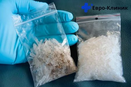 Рука в перчатке держит наркотик