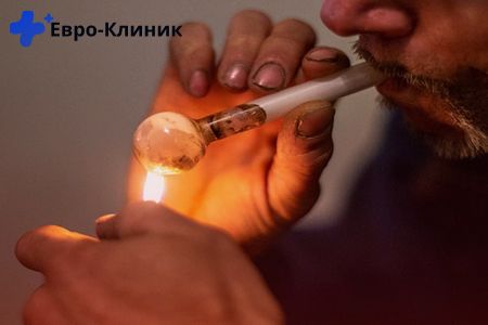 Мужчина вдыхает дым соли