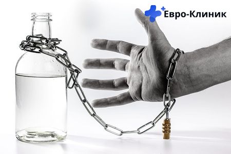 Рука мужчины прикована к бутылке на замок