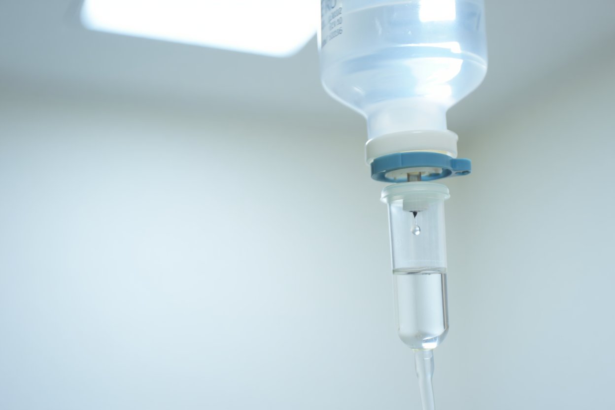 Капельница на фоне стены