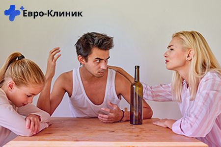 Мужчину с бутылкой уговаривают