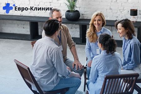 Люди бесудуют в круге